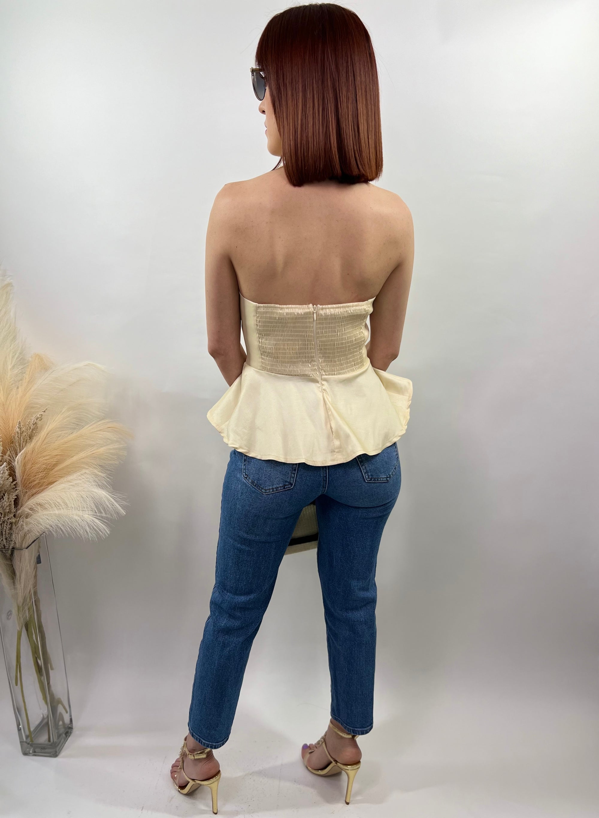 Slvless open back front ribbon halter top